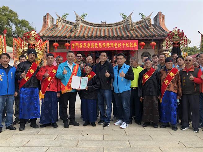 杨镇浯县长今天也在神明和乡亲见证下，转发牧马侯祠坐落土地〈金城镇莒光楼段1004地号〉土地权状予管委会。（李金生摄）