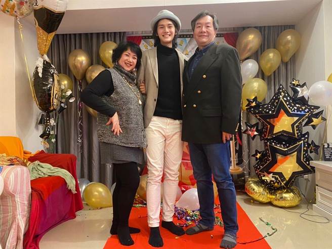 张硕航与父母合照。三和娱乐提供  