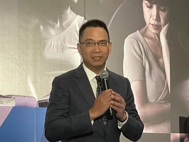 （南山人寿携手癌症希望基金会、SPRG纵横公关集团举办《生命之织》摄影展，南山人寿代总经理范文伟致辞。图／魏乔怡）
