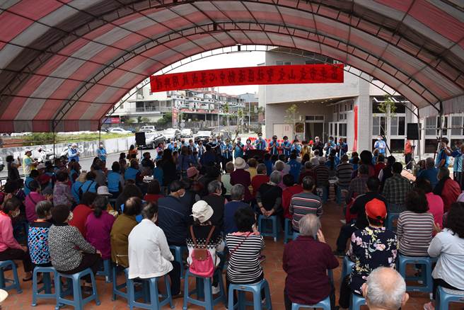 苗栗市文山、文聖2里聯合活動中心4日啟用，大批里民前來共襄盛舉。（謝明俊攝）