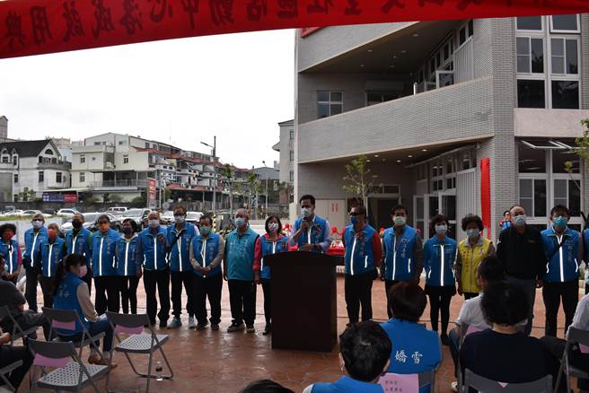 苗栗市文山、文聖2里聯合活動中心4日啟用，苗栗市邱鎮軍與28名里長一同慶賀啟用。（謝明俊攝）
