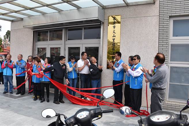 苗栗市文山、文聖2里聯合活動中心4日啟用，縣長徐耀昌等替文山里活動中心揭牌。（謝明俊攝）