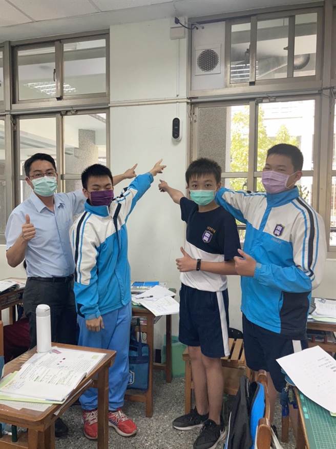 嘉义市南兴国中教室启用新风换气系统，师生庆幸有助改善空品。（廖素慧摄）