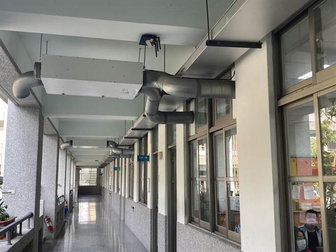嘉义市各国中小教室安装新风换气系统，提升空品 。（廖素慧摄）