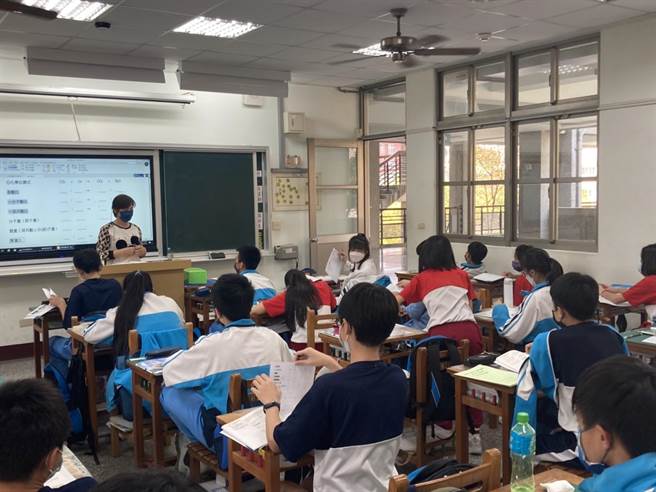 嘉义市南兴国中教室启用新风换气系统，师生安心上课。（廖素慧摄）