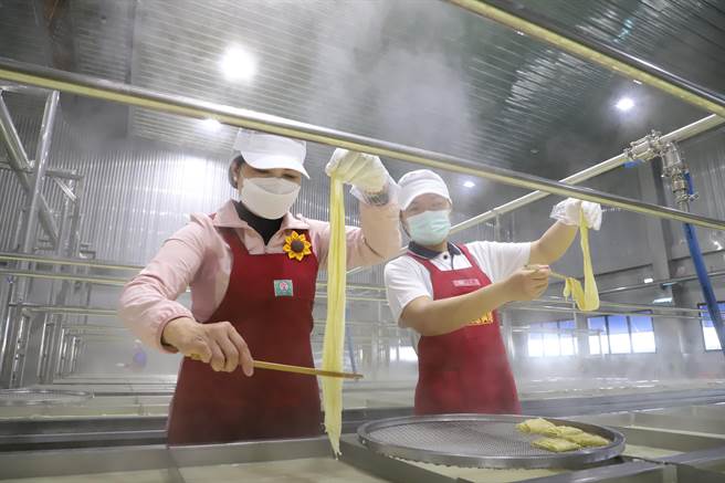 云林县长张丽善（左）在斗南镇石庙杂粮生产合作社尝试拉豆皮，该豆皮工厂获得HACCP、ISO22000认证。（周丽兰摄）