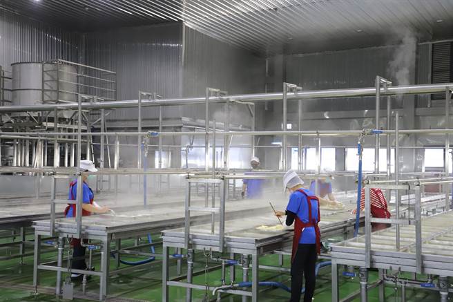 石庙杂粮生产合作社的豆皮工厂获得HACCP、ISO22000认证，配合市场需求推出多样化的豆制食品及饮品。（周丽兰摄）