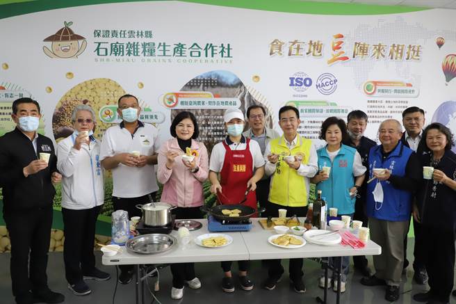 云林县长张丽善4日参访石庙杂粮生产合作社，县府将辅导农友与社场契作及媒合后端通路，也会作杂粮作物的通盘检讨。（周丽兰摄）