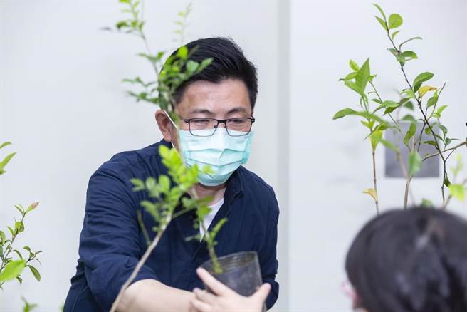 行政院顾问郑宏辉第2年举办「森日快乐 爱的树苗」活动，计画3月19日于新竹巨城赠出千株树苗。（郑宏辉提供／邱立雅竹市传真）