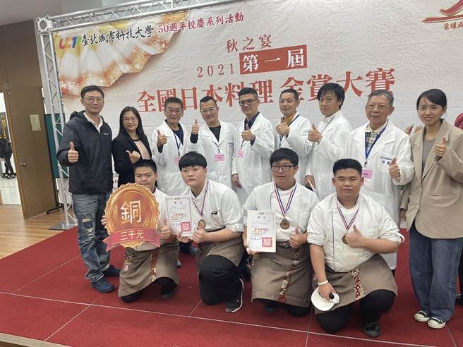 罗浮高中学生学生潘承均（图前排由左至右）、陈祺腾获全国日本料理大赏铜牌奖；学生许博钧、谢昌佑获全国日本料理大赏最佳创意奖。（罗浮高中提供／陈梦茹桃园传真）