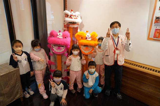 北市乡土教育中心，为了让小朋友对传统狮艺有更深的认识，与老松国小和台北市立大学运动艺术学系自即日起至111年4月10日止，举办「舞狮咚咚锵」特展。 （乡土教育中心提供／游念育台北传真）