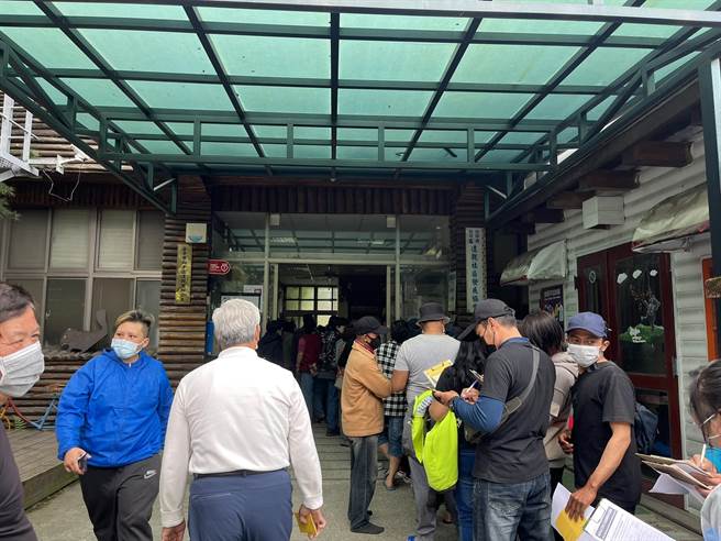 移民署苗栗县专勤队及服务站3日与台中市和平区卫生所，共同在达观社区替外籍人士打疫苗。（移民署苗栗县服务站／谢明俊苗栗传真）