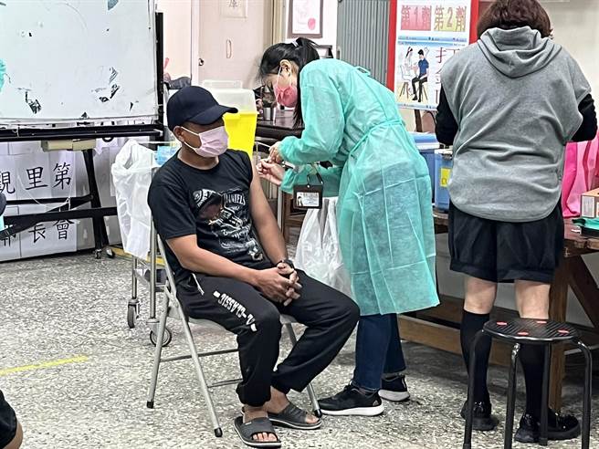 移民署苗栗县专勤队及服务站3日与台中市和平区卫生所共同在达观社区替外籍人士打疫苗。（移民署苗栗县服务站／谢明俊苗栗传真）