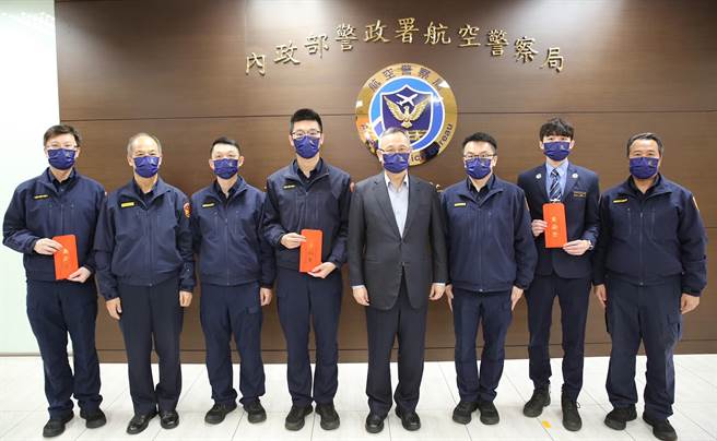 警政署长陈家钦（右四）4日前往航空警察局颁发慰问金，并慰劳缉毒有功人员。（范扬光摄）