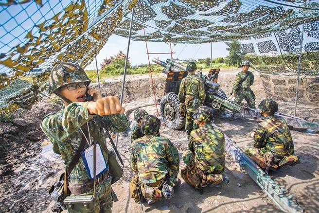 图为「同心31号演习」教召员实施榴炮操演。（本报资料照片）
