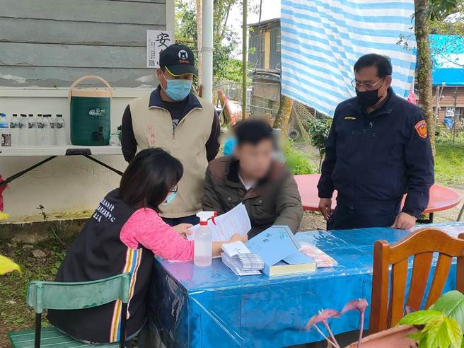 頭份警分局陸家所長高耀芳協助林姓男子處理父親後事。（頭份警分局提供／謝明俊苗栗傳真）