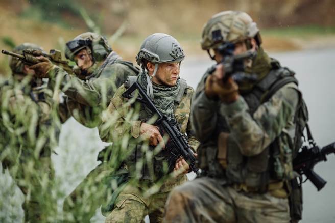 军装设计背后有各种巧思，关键时候甚至可以救命。（示意图／达志影像）