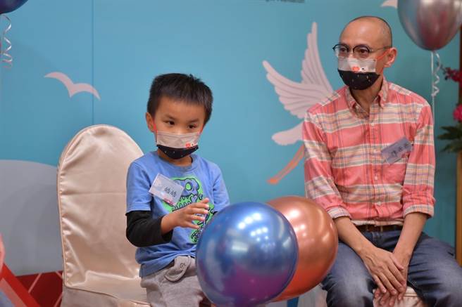 陈爸爸迎来人生重要的宝贝儿子，他分享，不避讳与儿子谈及原生家庭父母，希望成立平台，让需要的孩子被收养受到好照顾。（花莲县府提供／王志伟花莲传真）