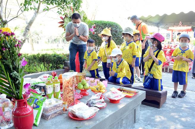 二月初二伯公生，六堆客家文化园区邀请幼儿园学童体验祭祀文化。（林和生摄）