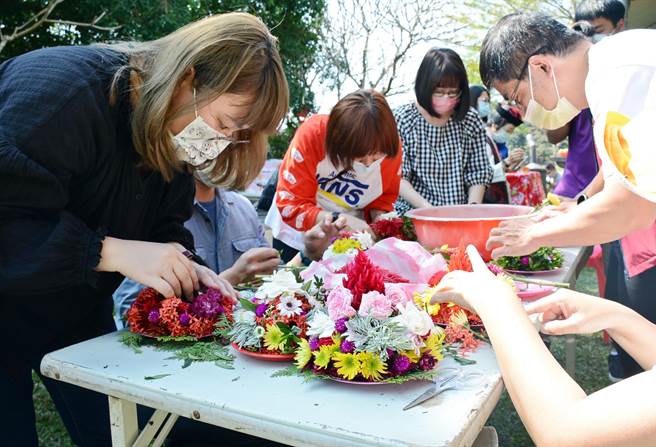 二月初二伯公生，六堆客家文化园区邀请民眾体验制作盘花。（林和生摄）