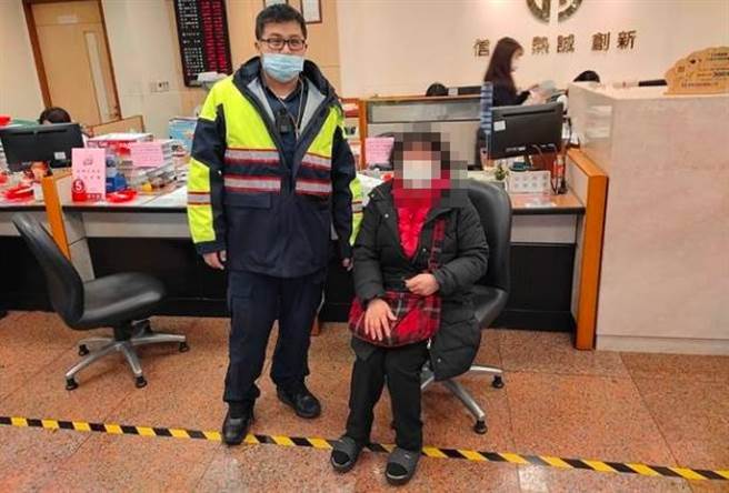 桃园市一名王姓妇人4日上午前往平镇区环南路华南银行匯款，由于妇人临柜匯款时神情慌张，行员察觉有异报警，警方也成功劝阻。（警方提供）