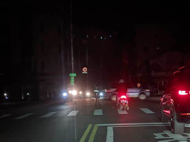 全台大停电，其中高雄许多地区停了整整12小时，引爆民怨。(图／曹明正摄)