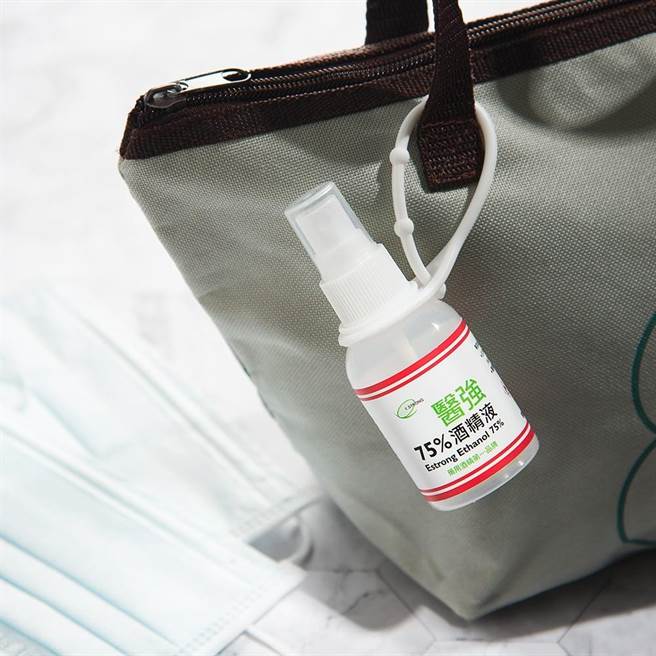 台北市悠游卡公司今年再与民间企业合作推出「酒精3D造型悠游卡2.0」，让民眾可以一卡两用。（悠游卡公司提供）