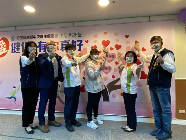 台中市衛生局副局長邱惠慈、中區精神科基層診所聯誼會召集人馮尚淳、健保署署長李伯璋、受助者詹太太、健保署中區業務組長李純馥以及社會局局長彭懷真（由左而右）共同見證健保照顧弱勢的溫馨故事。（馮惠宜攝）