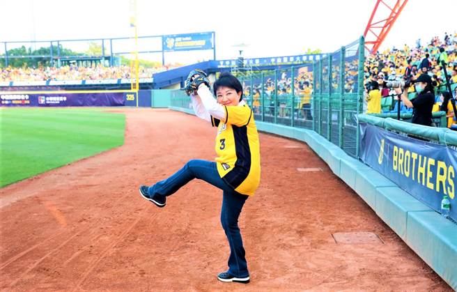 台中市长卢秀燕打造「酷运动酷城市」，兴建国民运动中心，推动棒球运动休閒园区。（台中市府提供／卢金足台中传真）