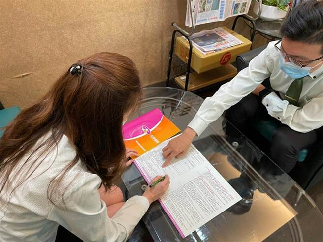 （10年来女性购屋占比略降，虽然坪数缩小，但贷款与鑑价成数提高，同时利率也降低。图／住商机构提供）
