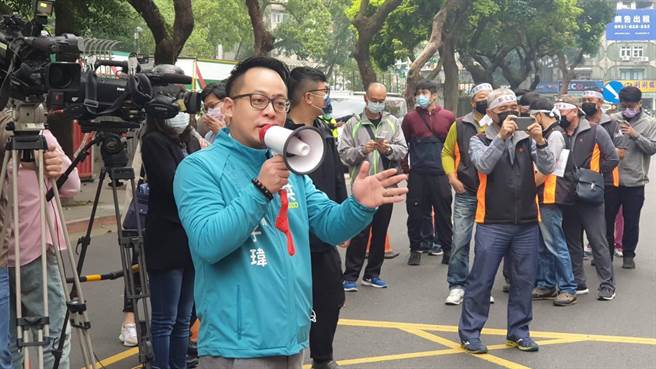 议员童子玮认为，台船基隆厂未来将负责国舰国造任务，盼劳、资双方透过沟通达成共识。（议员童子玮提供／杨亚璇基隆传真）