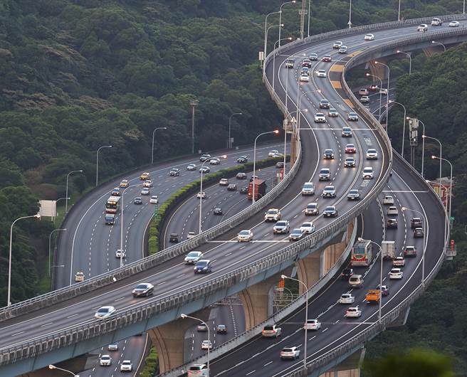 黃姓男子車輛借給好友，在國道一號狂飆222公里遭員警測速拍照罰款2萬4000元、牌照吊扣3個月，黃男申訴未果再提行政訴訟。高雄地院法官認為國道警察的舉證照片非測速當天所拍，判黃男原處分撤銷，可上訴。圖為國道一號示意圖。（資料照／陳怡誠攝）