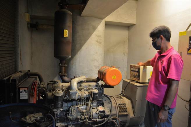 業者嘆道，還是自保比較重要，與其期望政府重視人民心聲，不如先把發電機顧好。（謝佳潾攝）