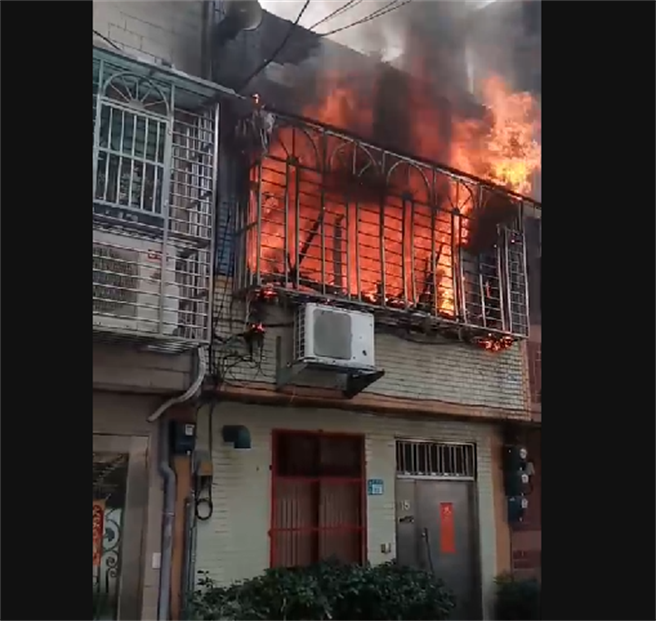 新北市樹林區長壽街70巷今傳出火警，一棟透天厝中午12時許冒出濃濃火煙，竄出火舌。（蔡雯如翻攝）