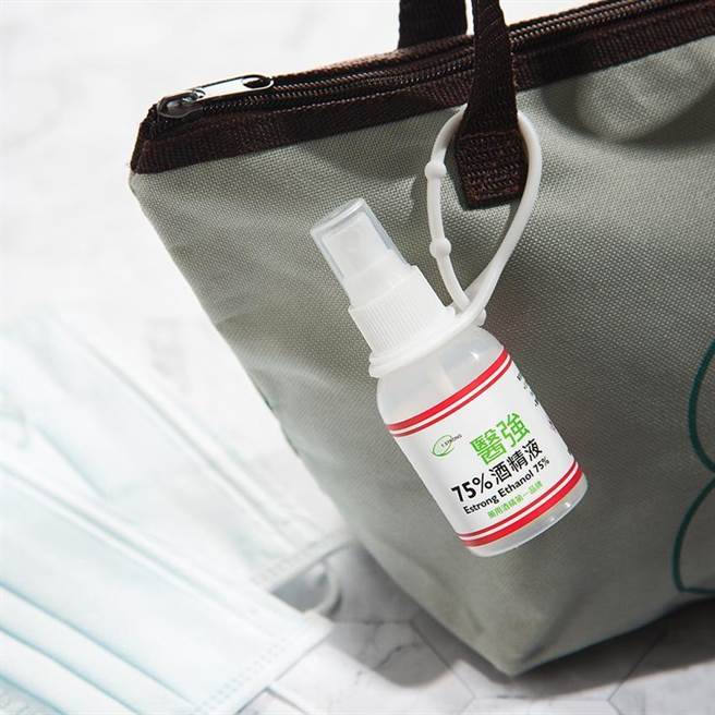 （防疫小物再升级，酒精3D造型悠游卡轻松喷出保护力。图／悠游卡公司提供） 
