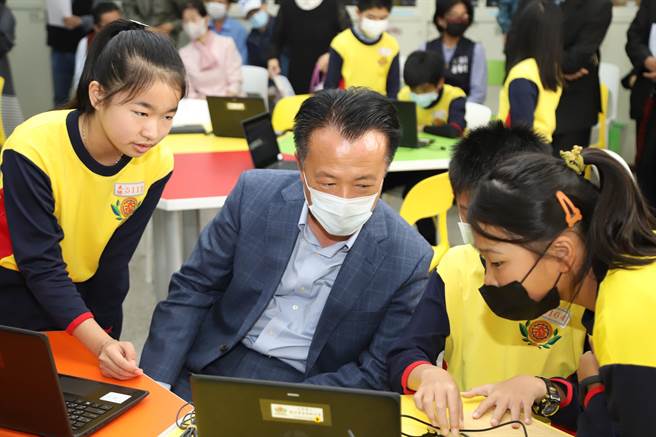 嘉義縣長翁章梁（左二）跟著學生一起體驗數位學習課程。（張亦惠攝）