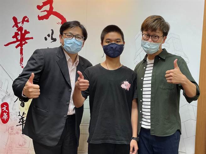 文华高中语言资优班王宥竣（中）三年没补习，「自主学习」自然科目，学测6科全报考，仅自然拿下59级分，其余全部满级分。（校方提供）