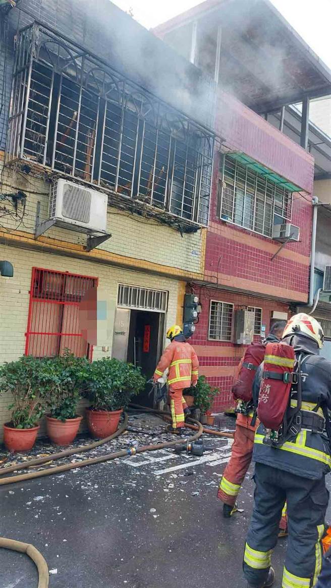 新北市樹林區長壽街70巷今傳出火警，一棟透天厝中午12時許冒出濃濃火煙，竄出火舌。（蔡雯如翻攝）
