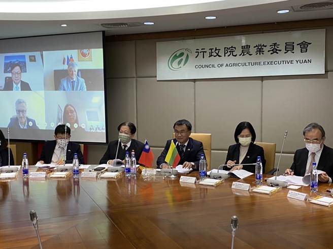 农委会主委陈吉仲昨天与立陶宛农业部部长纳维卡斯视讯会谈。（农委会提供／林良齐台北传真）