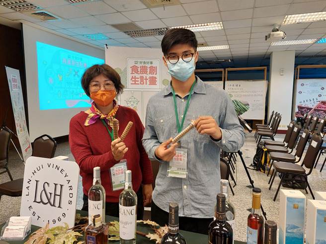 32岁的刘致刚（右）是酒庄第三代，学电机的他，2015年因父亲骤逝，返乡接掌家业，与母亲李淑珍合力经营，生产葡萄酒、葡萄醋，近日更研发橡木条陈酒器，让新酿白兰地酒地加速熟成，而有陈酿的成色与木桶风味。（谢琼云摄）★中时新闻网关心您：喝酒过量，有碍健康！
★中时新闻网提醒您：酒后不开车，安全有保障