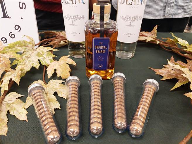 酿酒业者习于在酒液中放入木条，加速熟成；而刘致刚专利研发的橡木条陈酒器，让新酿的白兰地酒液，更有陈放的色泽与木桶风味。（谢琼云摄）★中时新闻网关心您：喝酒过量，有碍健康！
★中时新闻网提醒您：酒后不开车，安全有保障