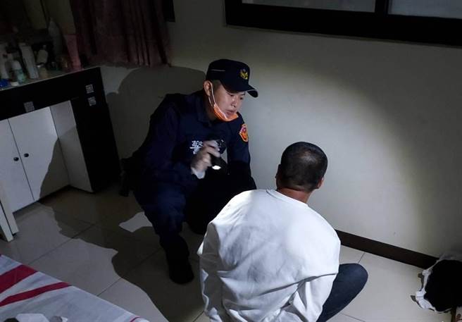 窃盗通缉犯高嫌（右）假冒饮料店老板向店员诈骗。（读者提供／刘秀芬台南传真）