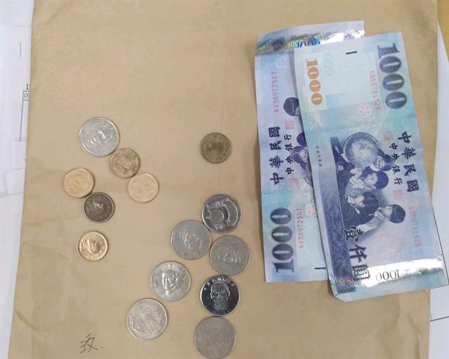 新营警方今日清晨在柳营高嫌住处将其逮捕到案，并查扣证物现金2086元。（读者提供／刘秀芬台南传真）