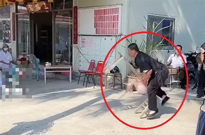 有名师父在表演时踩歪被板凳砸脸，网友表示这桥段是故意的。（翻摄自脸书爆废公社）