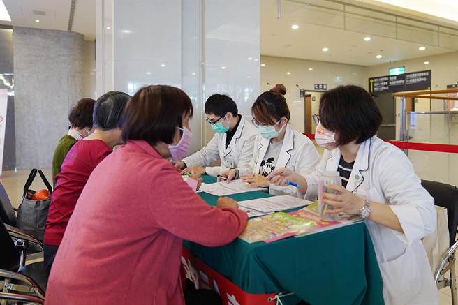 场边开放民眾参加闯关小游戏，呼吁民眾配合政府「定期筛检、早期发现、早期治疗」。（谢琼云摄）