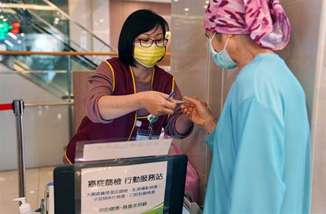 民眾向现场人员谘询四癌筛检之内容，为自身健康把关。（谢琼云摄）