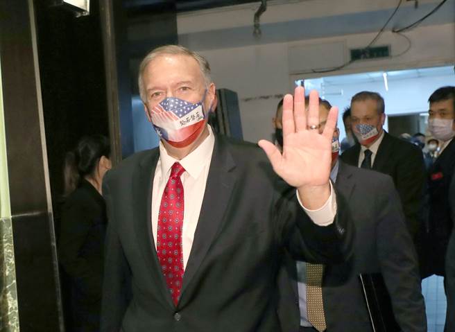 來台訪問的美國前國務卿蓬佩奧4日在發表專題演講後，出席記者會時向媒體揮手問好。（鄭任南攝）