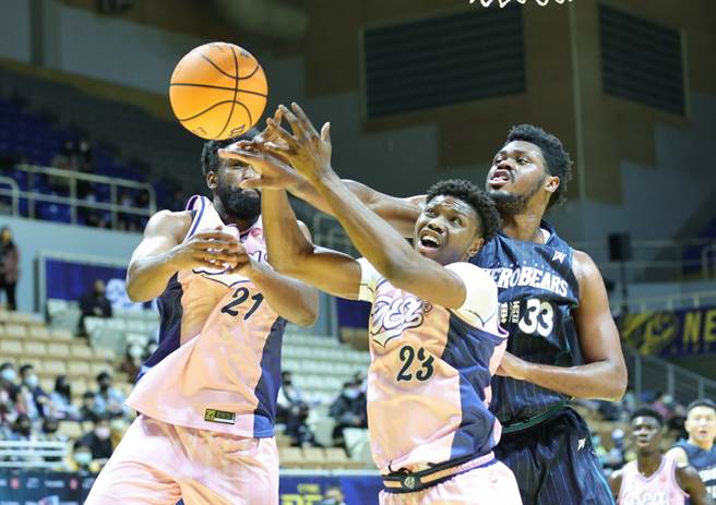 台啤士東(右)從後面把特攻厄力手上的球撥走。(T1聯盟提供)