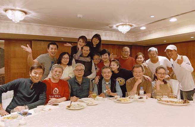 《花系列》演员近日大合体。(图／取自崔佩仪脸书)