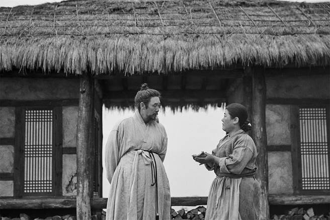 薛景求（左）因受迫害被流放至黑山岛，受到寡妇李姃垠（右）无微不至的照顾。（捷杰电影提供）